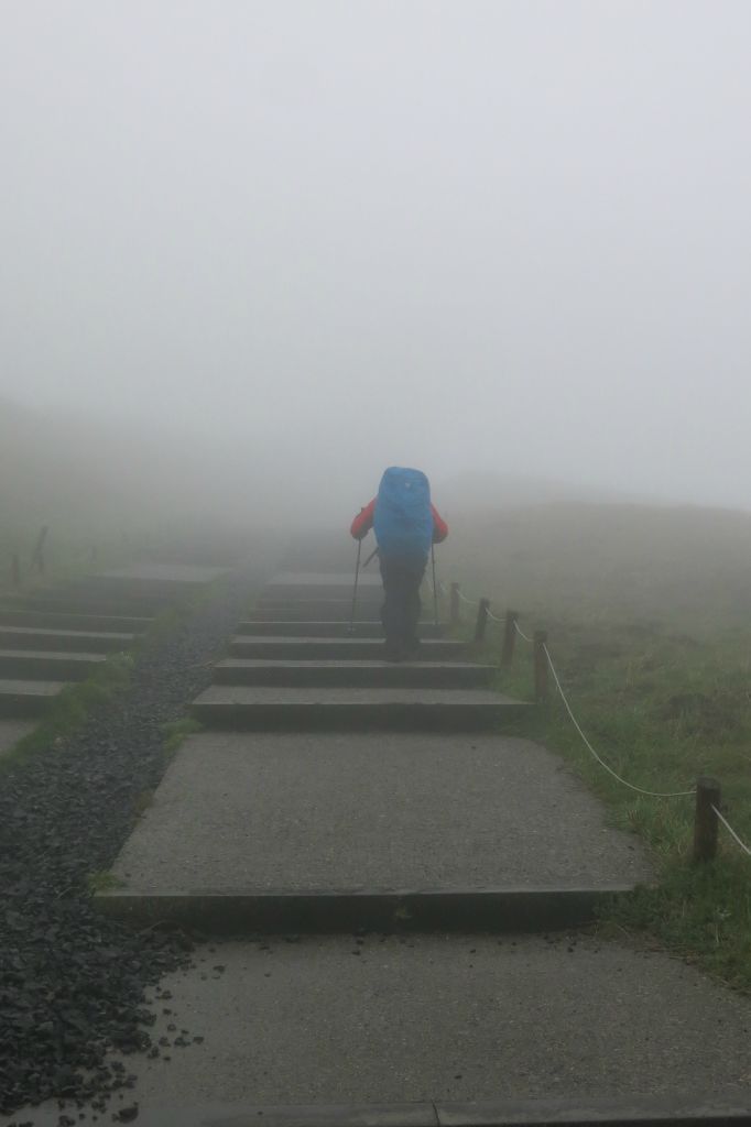 Vers le sommet du Puy de Dôme à 1465m . Impossible de voir l'immense pylône !